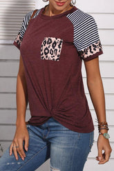 Camiseta de rayas de leopardo con patchwork en color rojo vino